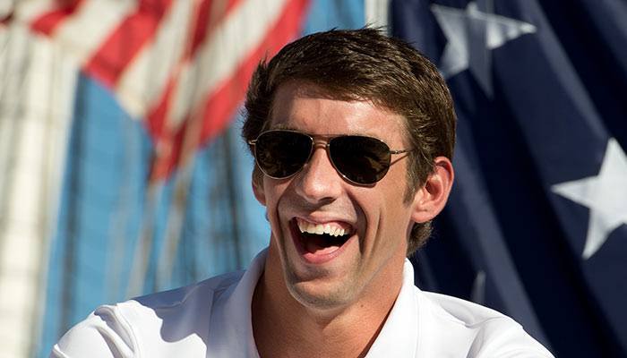 Michael-Phelps-smokes-weed